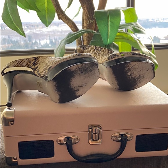 Snakeskin platform high heel,worn,runs big in size - Picture 5 of 5